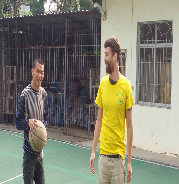 奥地利留学生与智障人士玩篮球.jpg