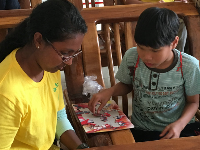 新加坡留学生陪孤儿玩拼图.JPG