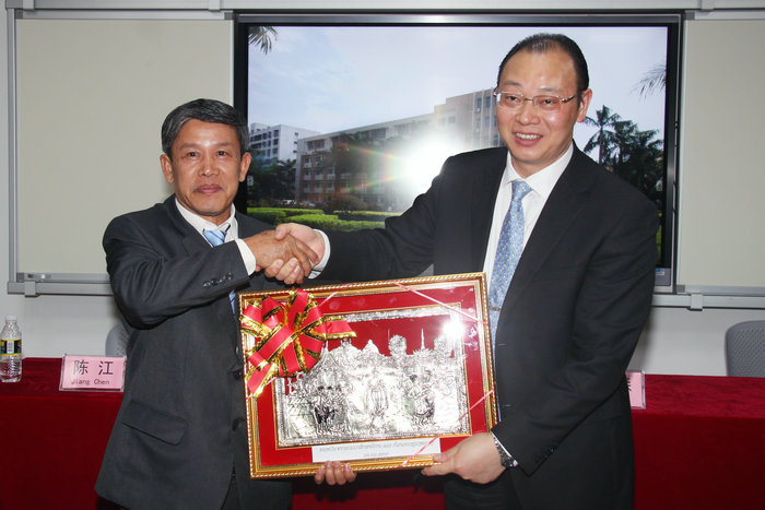 李森副校长与老挝代表互赠礼物1.jpg