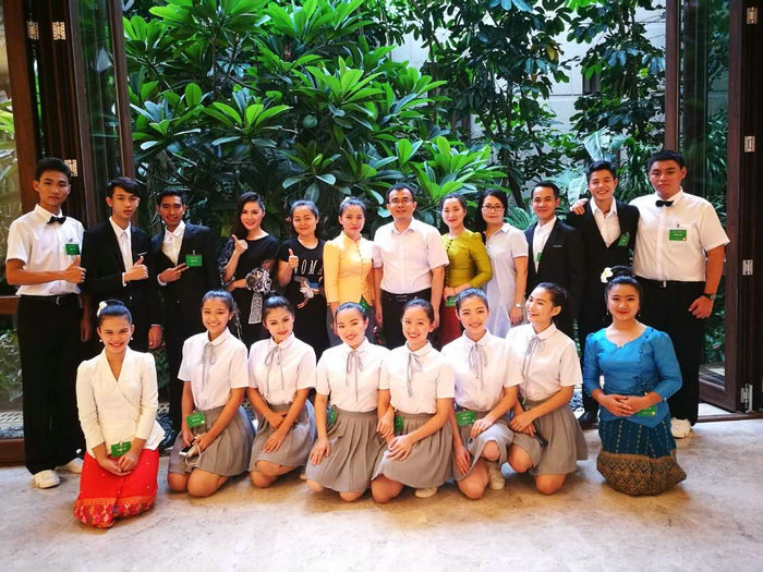 我校老挝国际学生与表演嘉宾合影.jpg