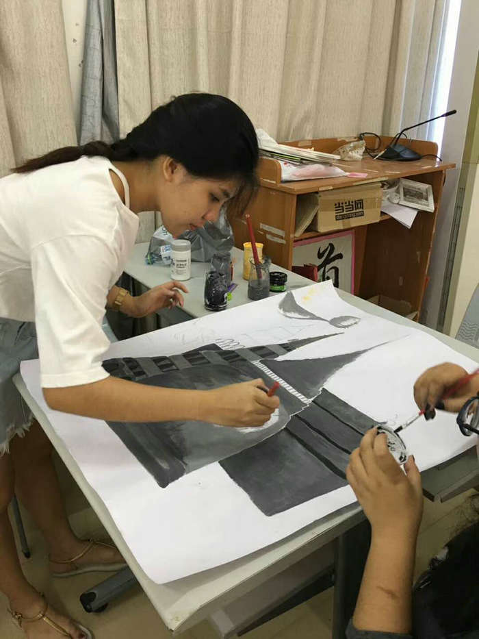 泰国班同学正在准备剪纸.jpg