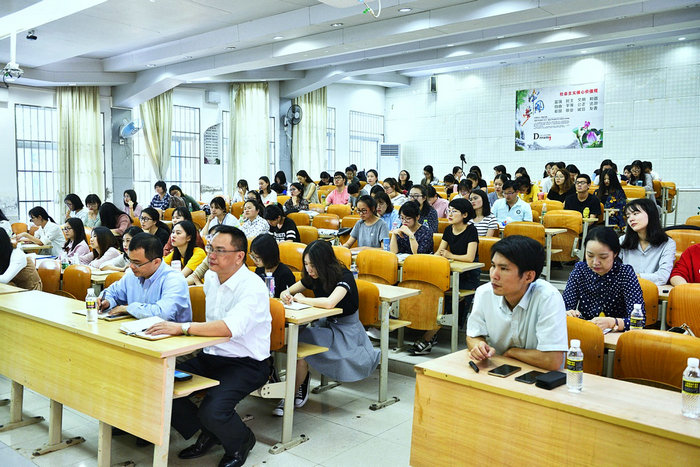 全体汉语教师志愿者和有关部门领导认真聆听讲座.jpg