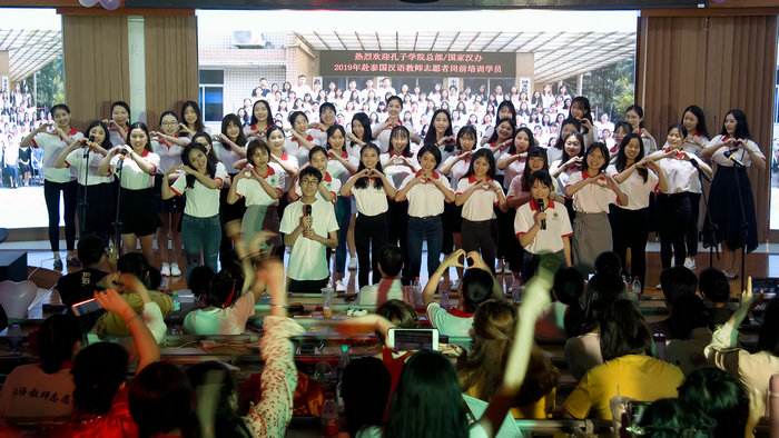 赴泰国汉语教师志愿者学员合唱《瀚宇之花盛开》.jpg