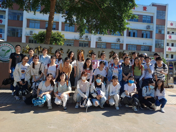 图4   2018级2班学生在定安仙沟思源实验学校门前合影.jpg