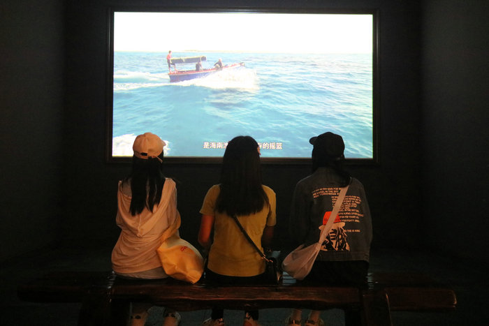 同学们在博物馆内观看视频，了解海南文化.jpg