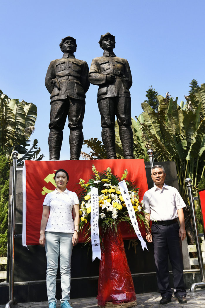 我院柴俊星副院长与吴椿副书记向烈士纪念碑敬献花圈.jpg