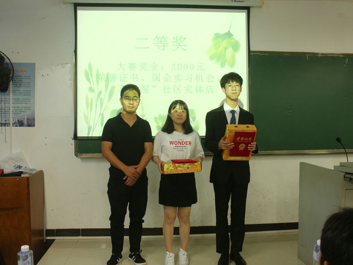 我院贺小萱同学代表团队上台领奖.jpg