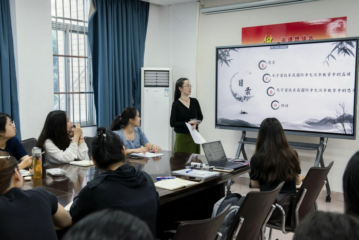 高梦雪同学作报告.png