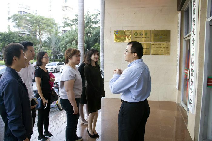 我院陈江院长向新加坡三一国际学院代表团介绍我院情况.jpg