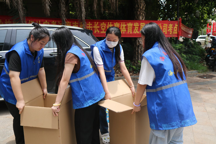 我院志愿者协助搬运午餐.jpg