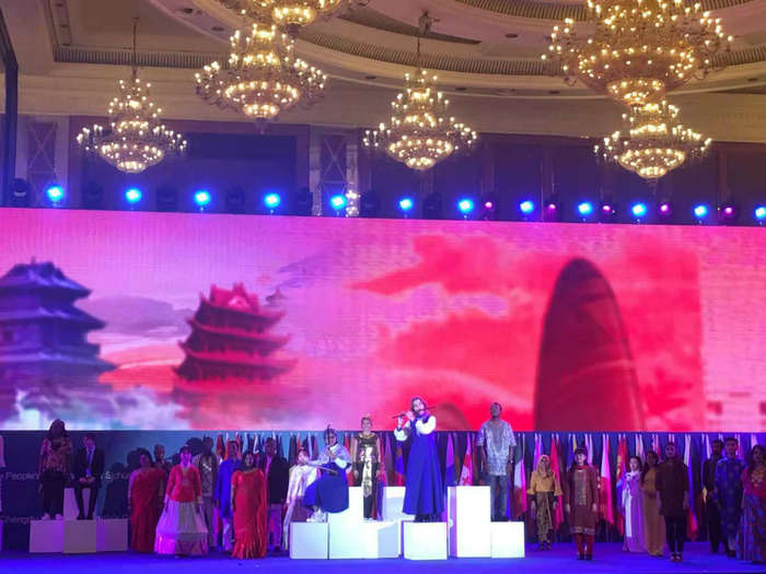 我院国际学生安娜参加孔子学院开幕式表演.jpg