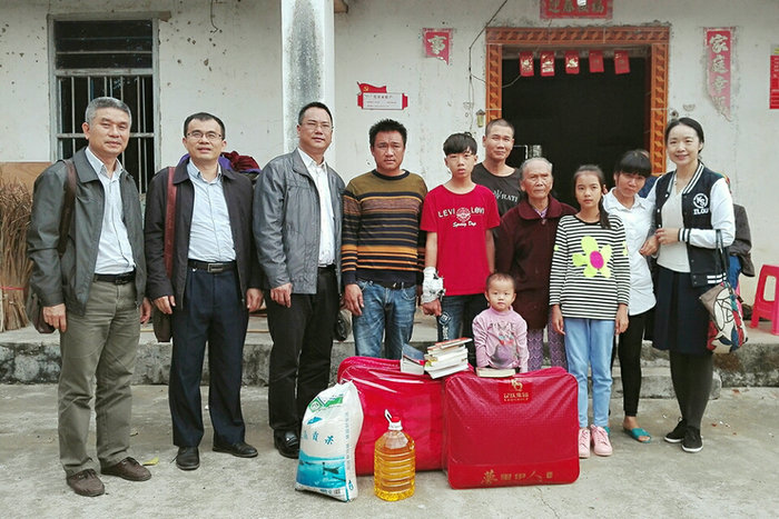 国际教育学院扶贫照片1.jpg