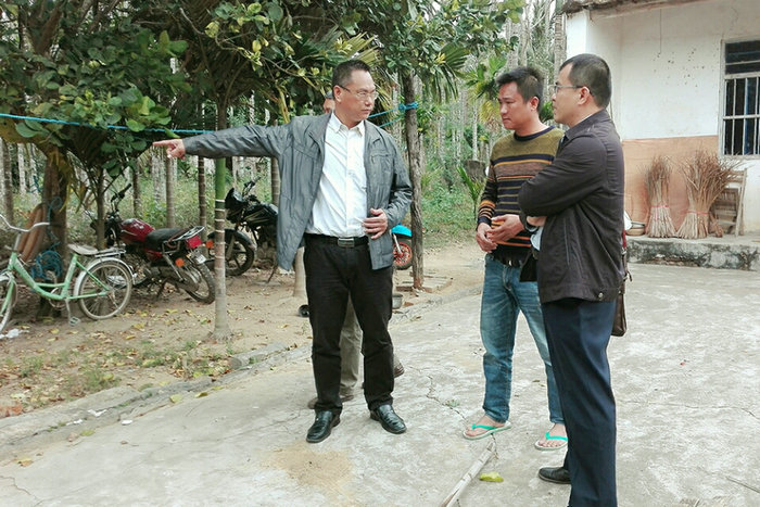 学院领导在与村民交流.jpg