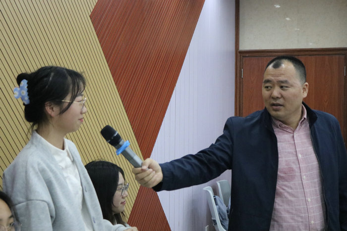 1616550235262760.jpg 老师与同学热情讨论互动.JPG