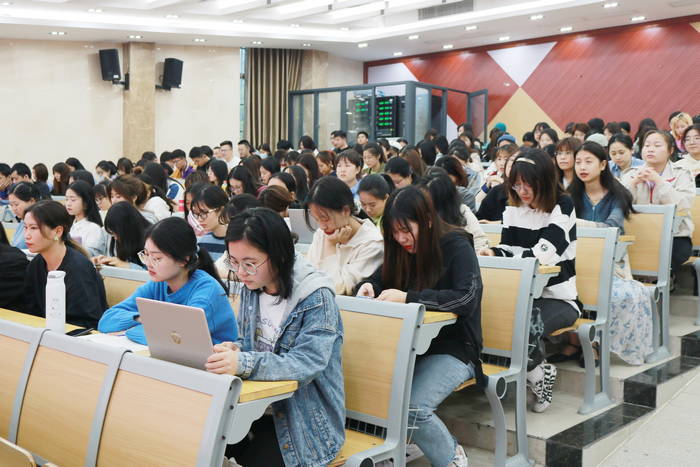 1616550256404445.png 同学们认真听课并记录.png