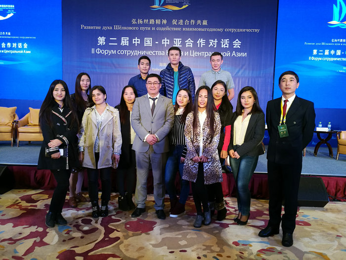 中亚留学生与嘉宾合影.jpg