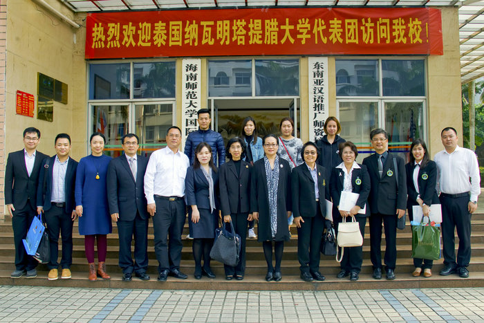 两校代表在基地楼门前合影.jpg