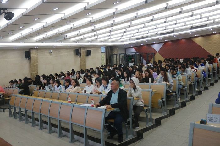 新学期安全教育大会.jpg