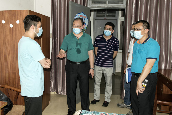 1589793624263243.jpg 李森副校长带队看望返校国际学生.jpg