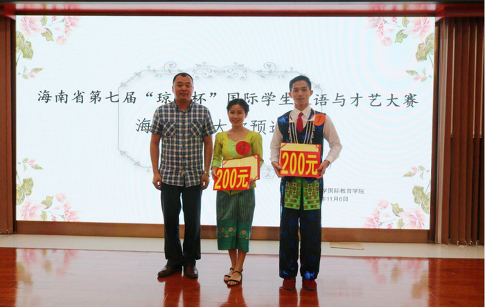 马昌俊老师为获奖同学颁发证书.png
