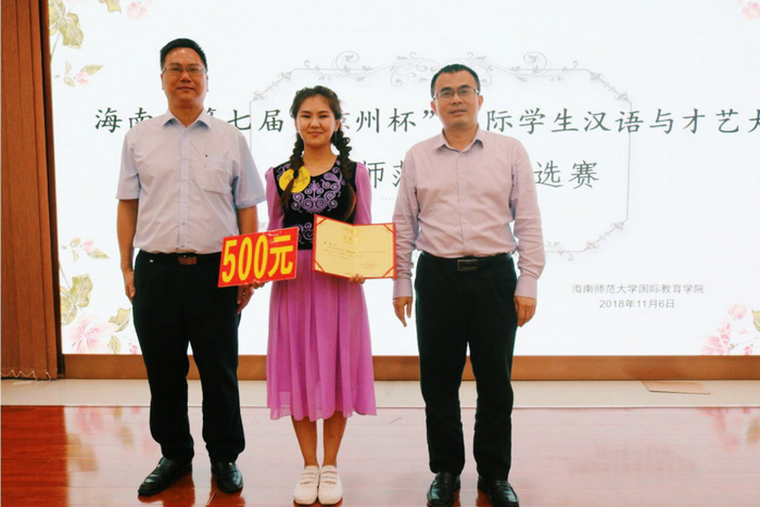我院领导为沈洛同学颁发一等奖证书.png