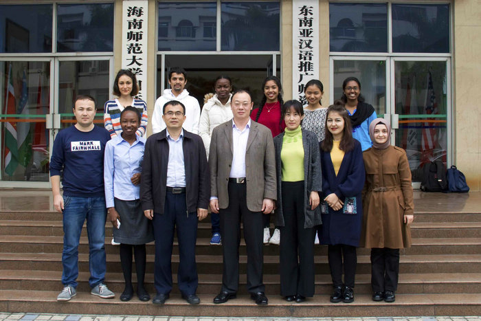 李校长与留学生代表在基地楼门口合影.jpg