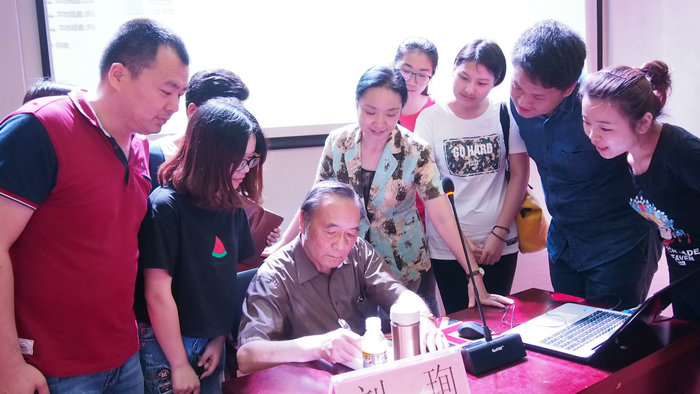 刘珣教授与我院师生亲切交谈.jpg