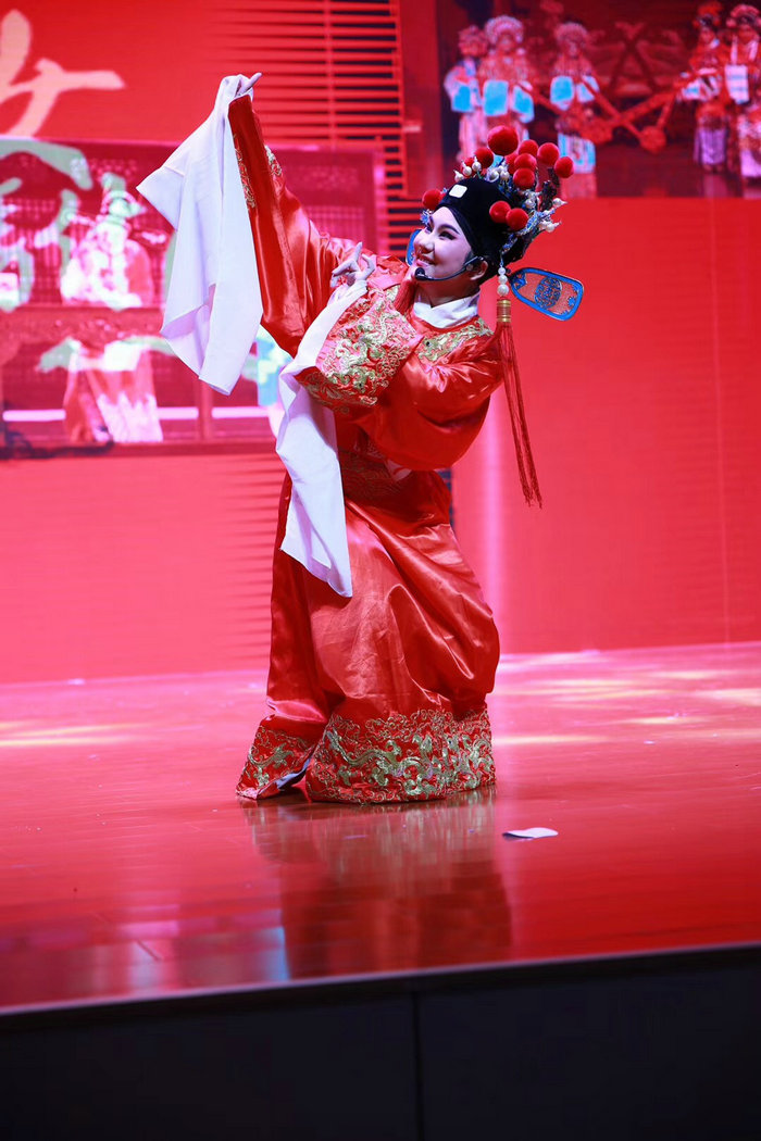 沈洛表演黄梅戏《女驸马》.jpg