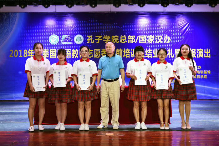 我校教务处副处长陈焕东向志愿者学员代表授予结业证书.jpg