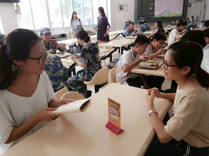 国际教育学院学生正在背诵创文应知应会知识.jpg