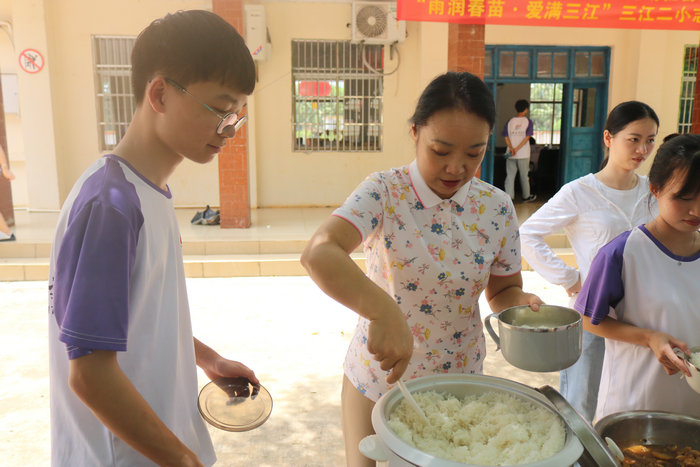 分发餐食.JPG