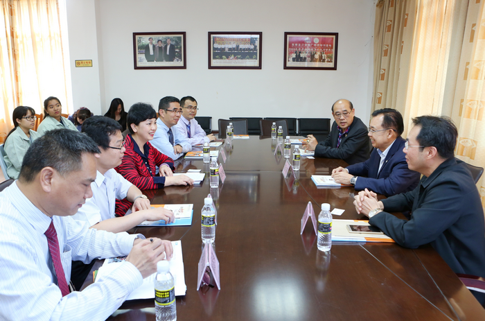 泰国海南会馆代表团理事长冯尔真先生一行访问我校，李红梅书记会见来宾.png