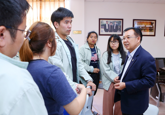 泰国留学生与泰国海南会馆冯尔真先生交流.png