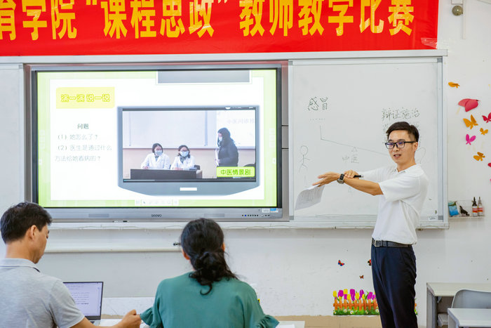 1622429835598207.jpg 张鹏老师在讲课.jpg