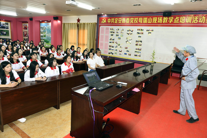 全体学员聚精会神听王学广老人讲课.jpg
