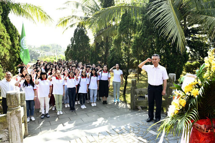 吴椿副书记带领全体学员重温入党誓词.jpg