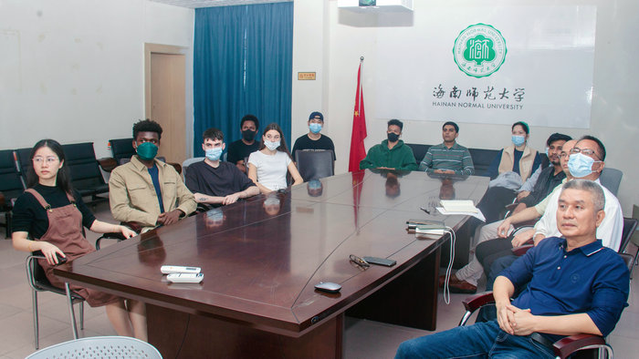 我院领导、老师、留学生观看颁奖直播.jpg