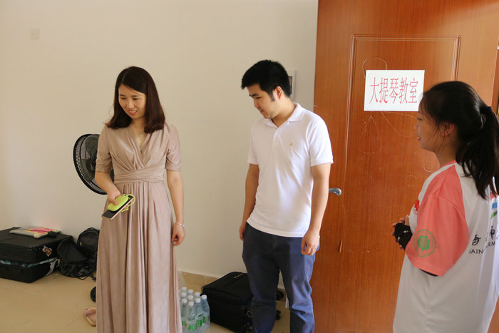 校团委老师走访志愿者宿舍.JPG