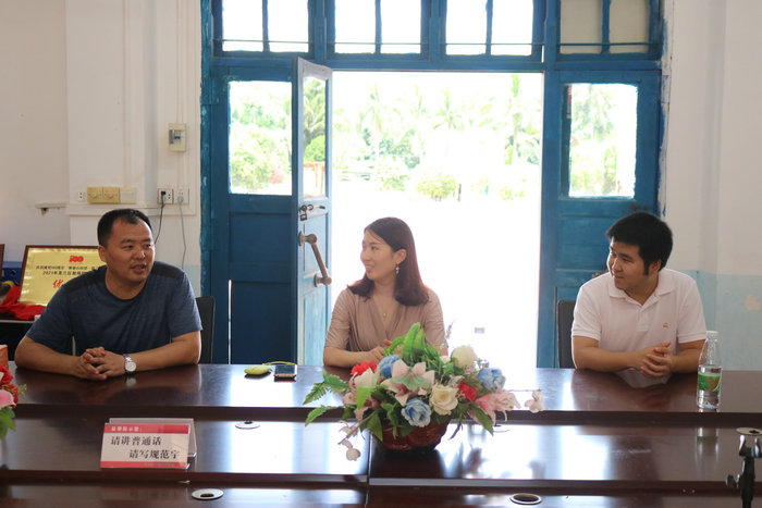 校团委副书记王晓晓和林智老师看望慰问我院暑期社会实践三下乡志愿者.JPG