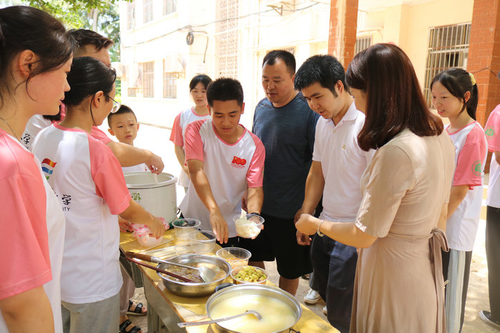 视察志愿者们的午餐.JPG