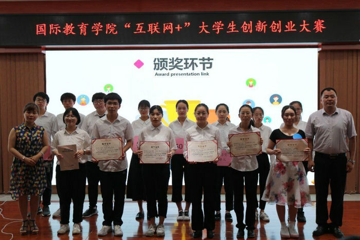 1558341877854136.jpg 我院马昌俊老师和冯冬梅老师给三等奖获奖者颁奖.jpg