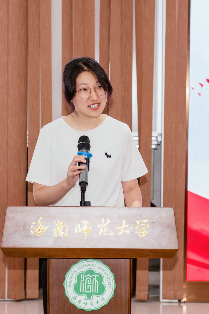 新生代表梁秦悦发言.jpg