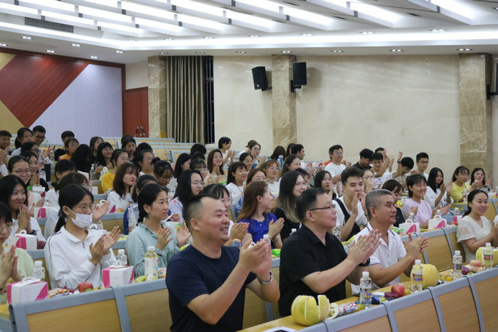 我院20级新生与各领导们共同观看表演.jpg
