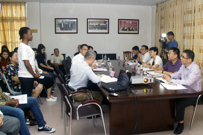 李红梅书记与国际学生亲切交谈.jpg