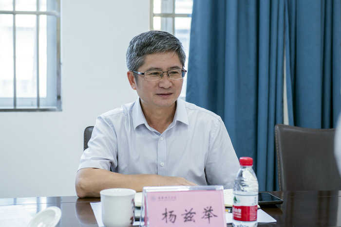 杨兹举副校长.jpg