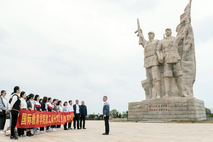 吴椿书记主持党日活动.jpg