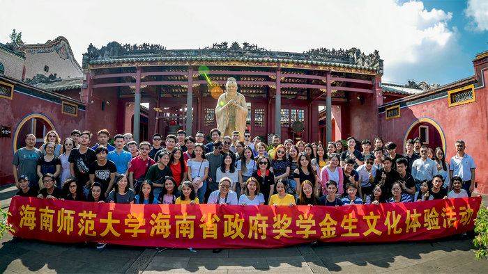 1571111295737921.jpg 我院优秀奖学金生在孔庙门口合影.jpg