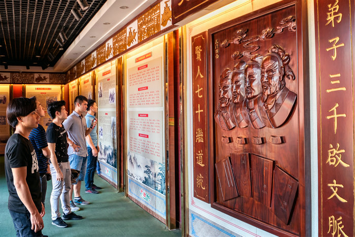1571111266810825.jpg 我院留学生参观孔庙.jpg