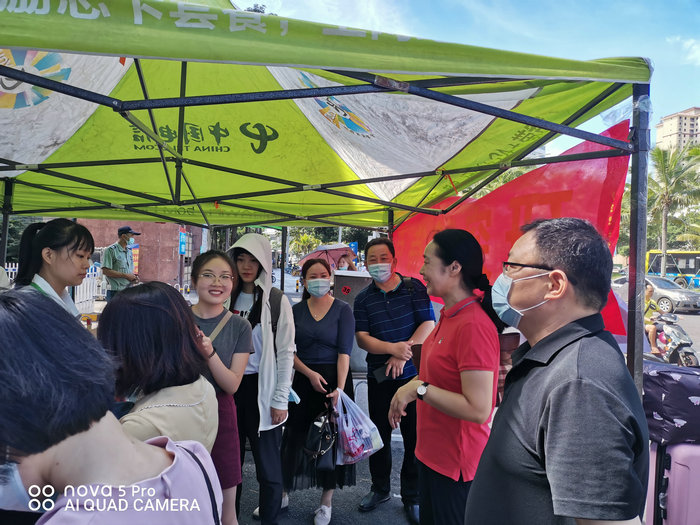 1600392762460429.jpg 学院领导在正门接待点迎接新生.jpg