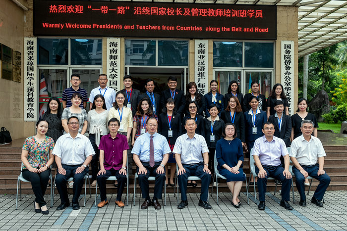 1571383493401781.jpg 全体人员在基地门前合影.jpg